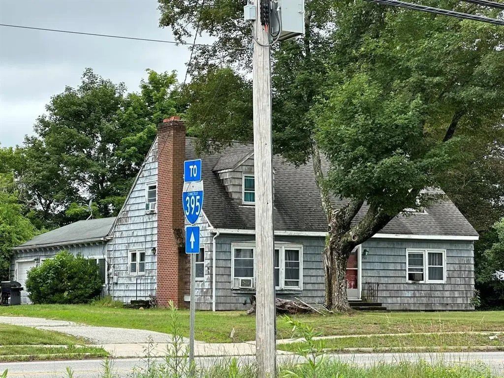 Old house beside a Connecticut highway sign for I-395.